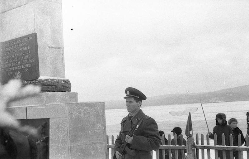 В день открытия памятника в Кежме ветеран стоял в почетном карауле Фото Андрея Косолапова.jpeg