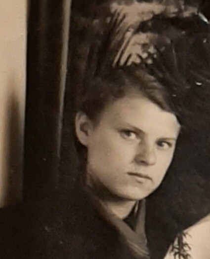 Алевтина Панова в год окончания КСШ 1956.jpg