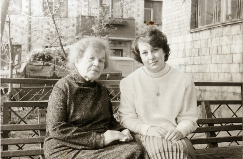 Ю.С. Кулакова (слева) и Г.Г. Белоусова. Красноярск. 1990-е.jpg
